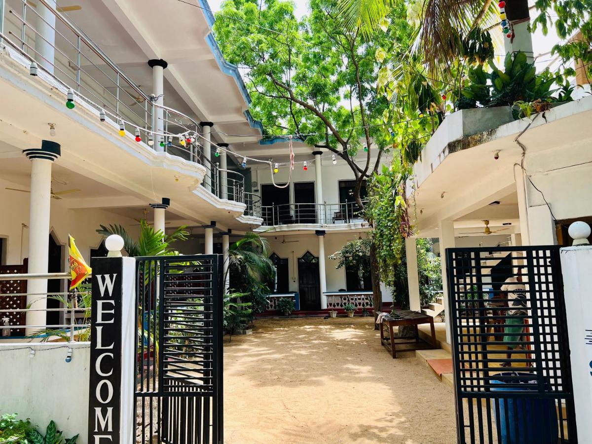 Sea Rock Beach Hotel 아루감 베이 외부 사진